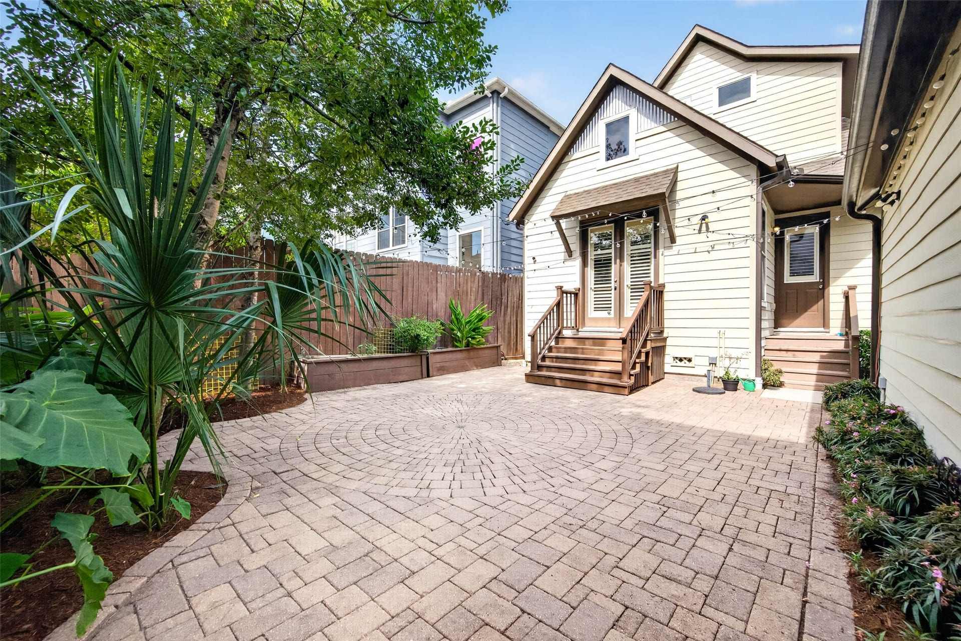 1207 Welch Street, Houston, TX 77006 Twinkle lights and charming flower beds add a touch of whimsy.