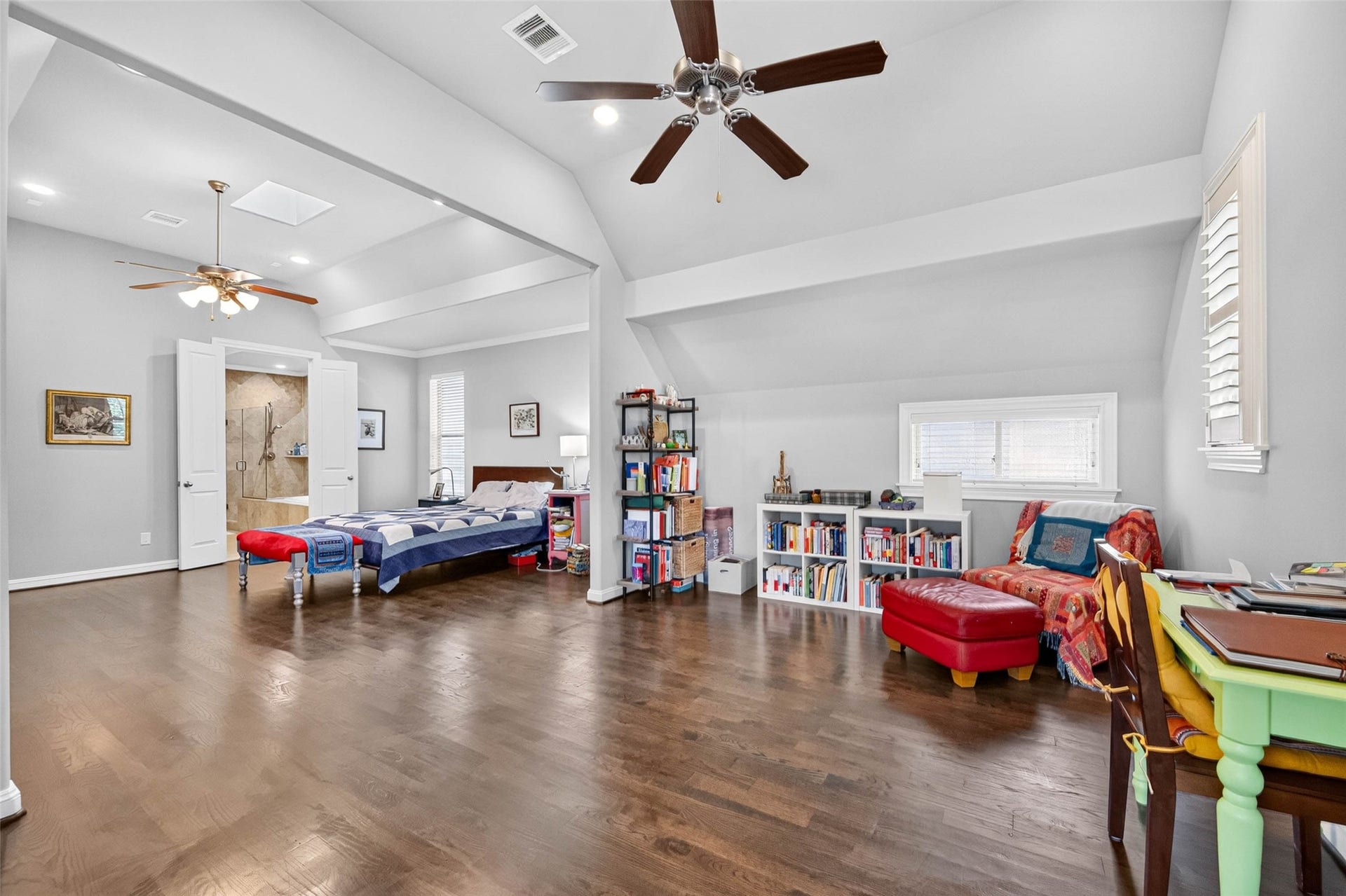 1207 Welch Street, Houston, TX 77006 The possibilities are endless in this generously sized primary suite, with plenty of room to create a space tailored to your lifestyle.
