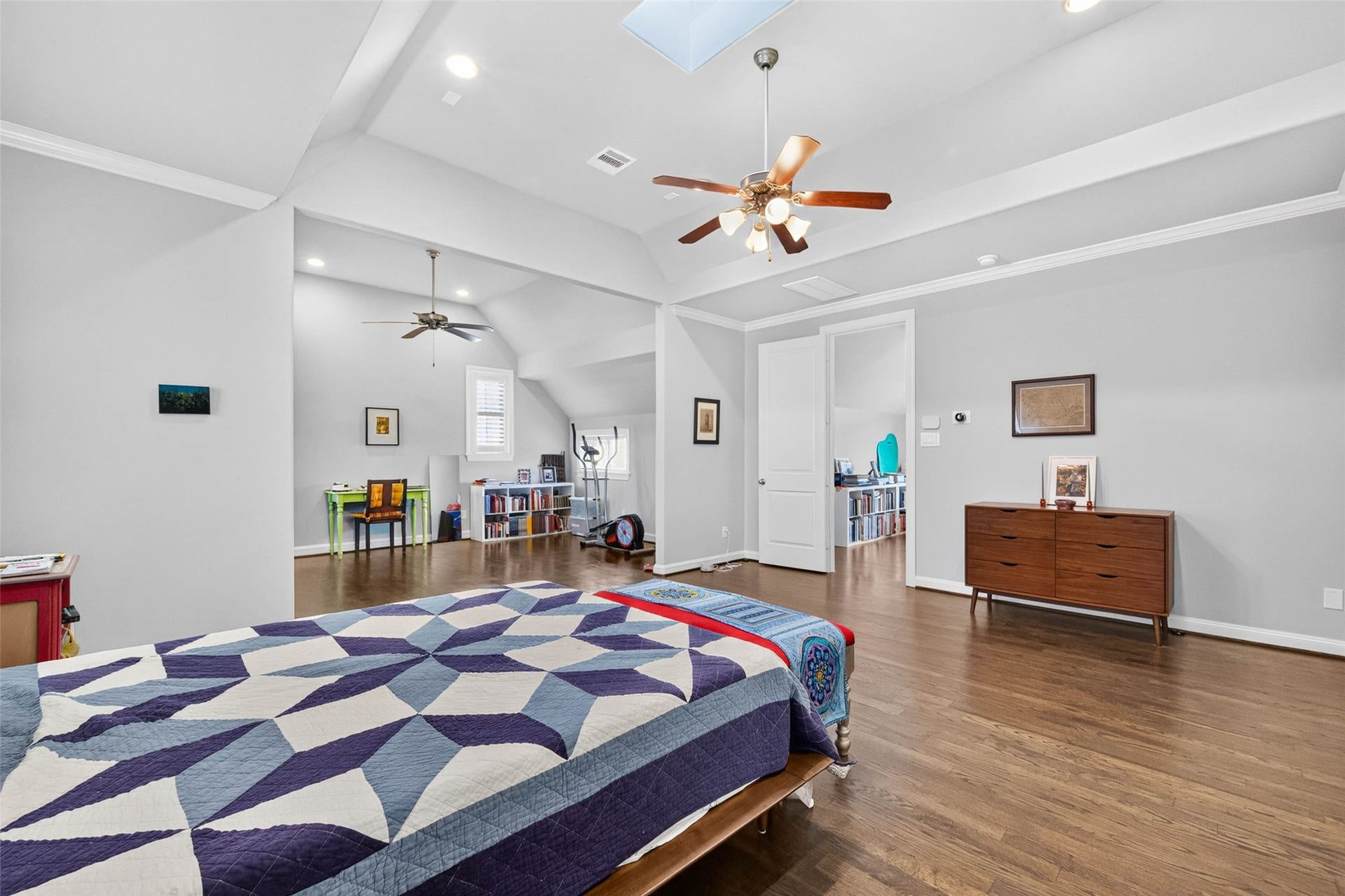 1207 Welch Street, Houston, TX 77006 Just off the bedroom, a spacious sitting area offers the perfect spot for a cozy reading nook, private lounge, or additional flex space.