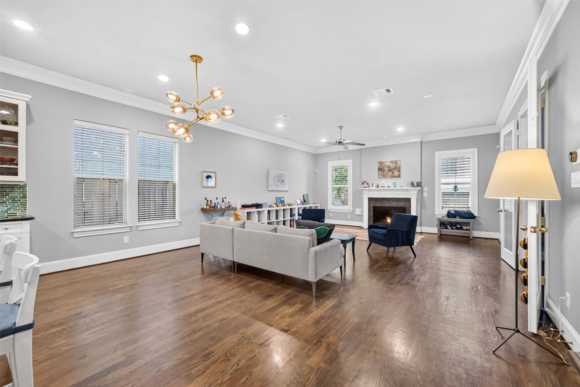 1207 Welch Street, Houston, TX 77006 An open, versatile layout with room for an additional kitchen table between the island and living room.