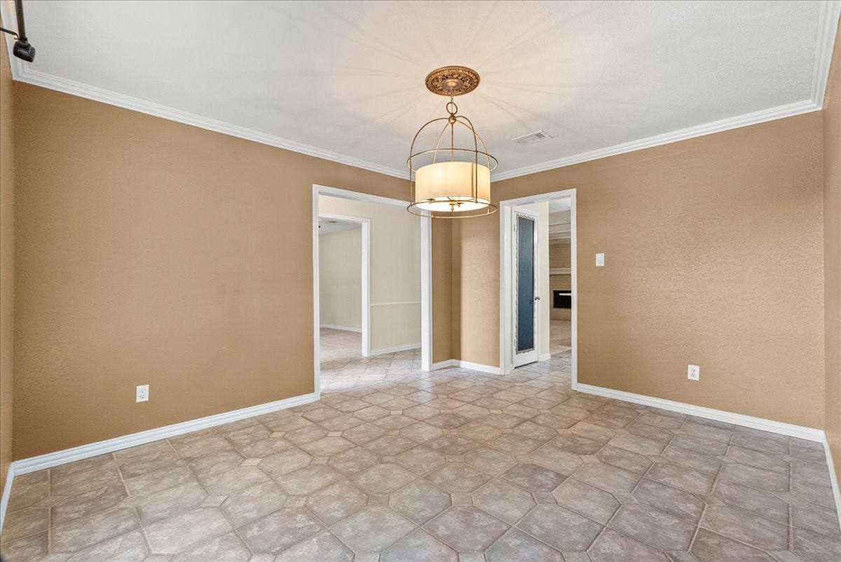 802 Riverside Drive, Alvin, TX 77511 Bright and spacious, this dining area is perfect for dinner parties, holiday gatherings, and special occasions. The open, airy floor plan easily accommodates a substantial dining table, and ideal setting for entertaining.