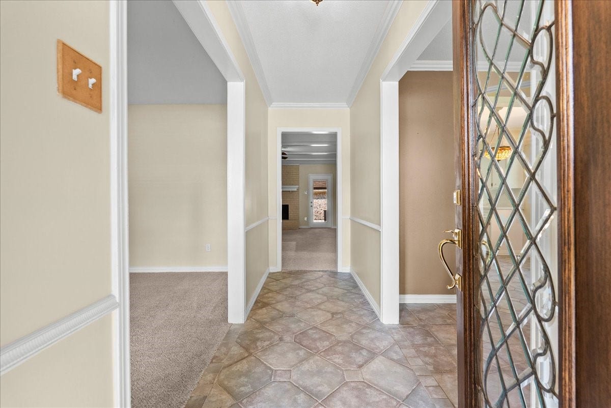 802 Riverside Drive, Alvin, TX 77511 Inviting foyer leading to spacious rooms and featuring a gorgeous leaded glass door.