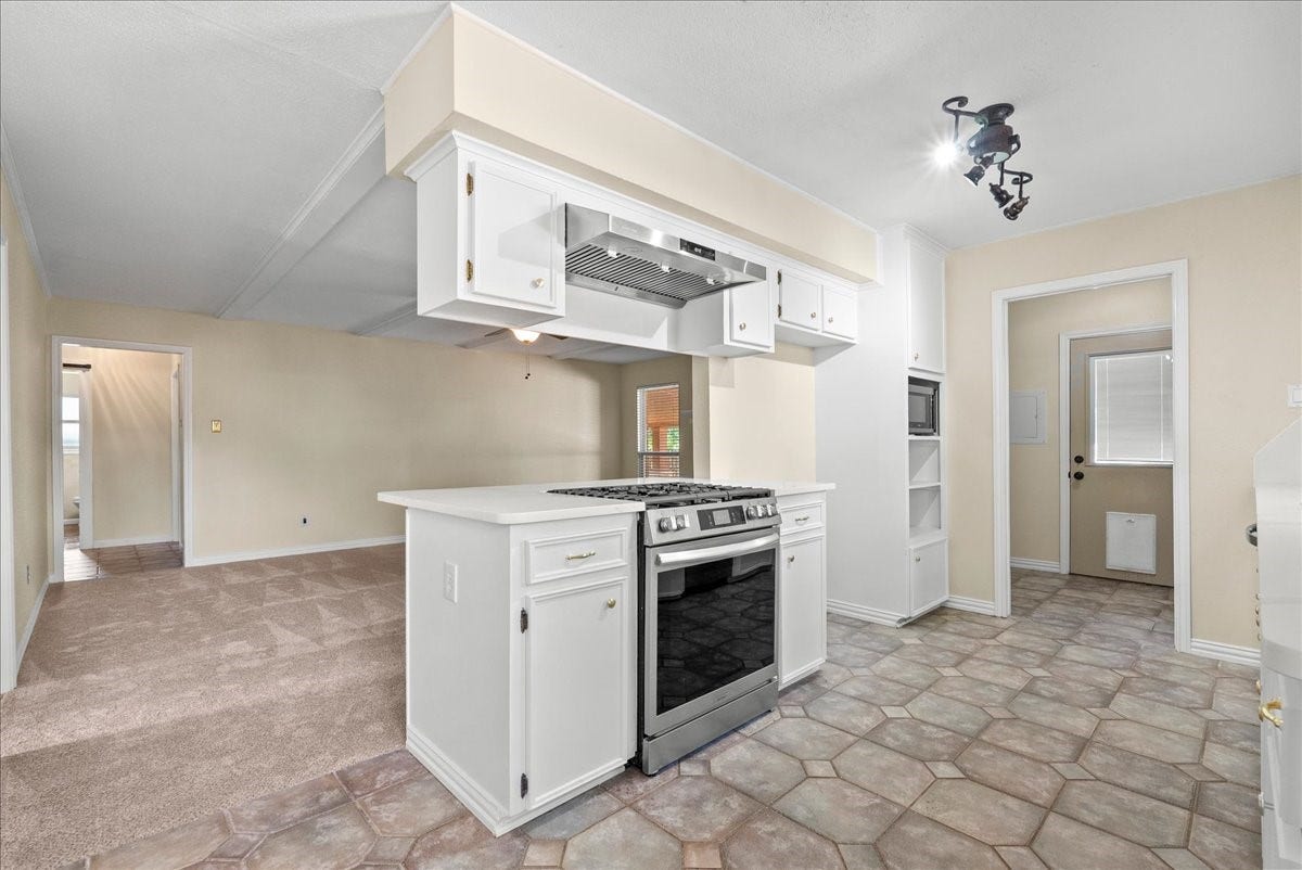 802 Riverside Drive, Alvin, TX 77511 Bright kitchen with newer range and new countertops.