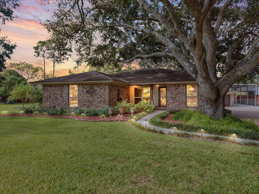 Property photo for 802 Riverside Drive, Alvin, TX