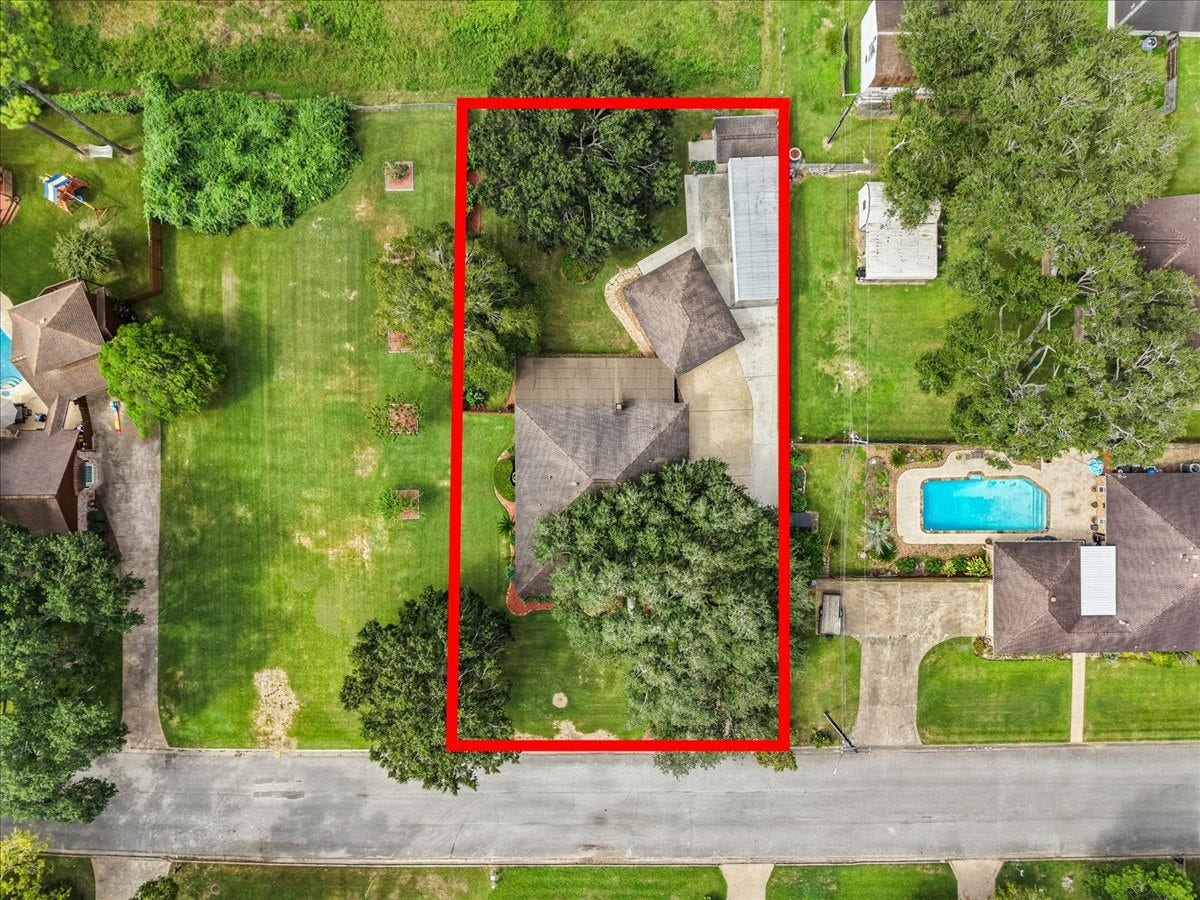 802 Riverside Drive, Alvin, TX 77511 A rough outline of the home of the approx 1/2 acre of property.