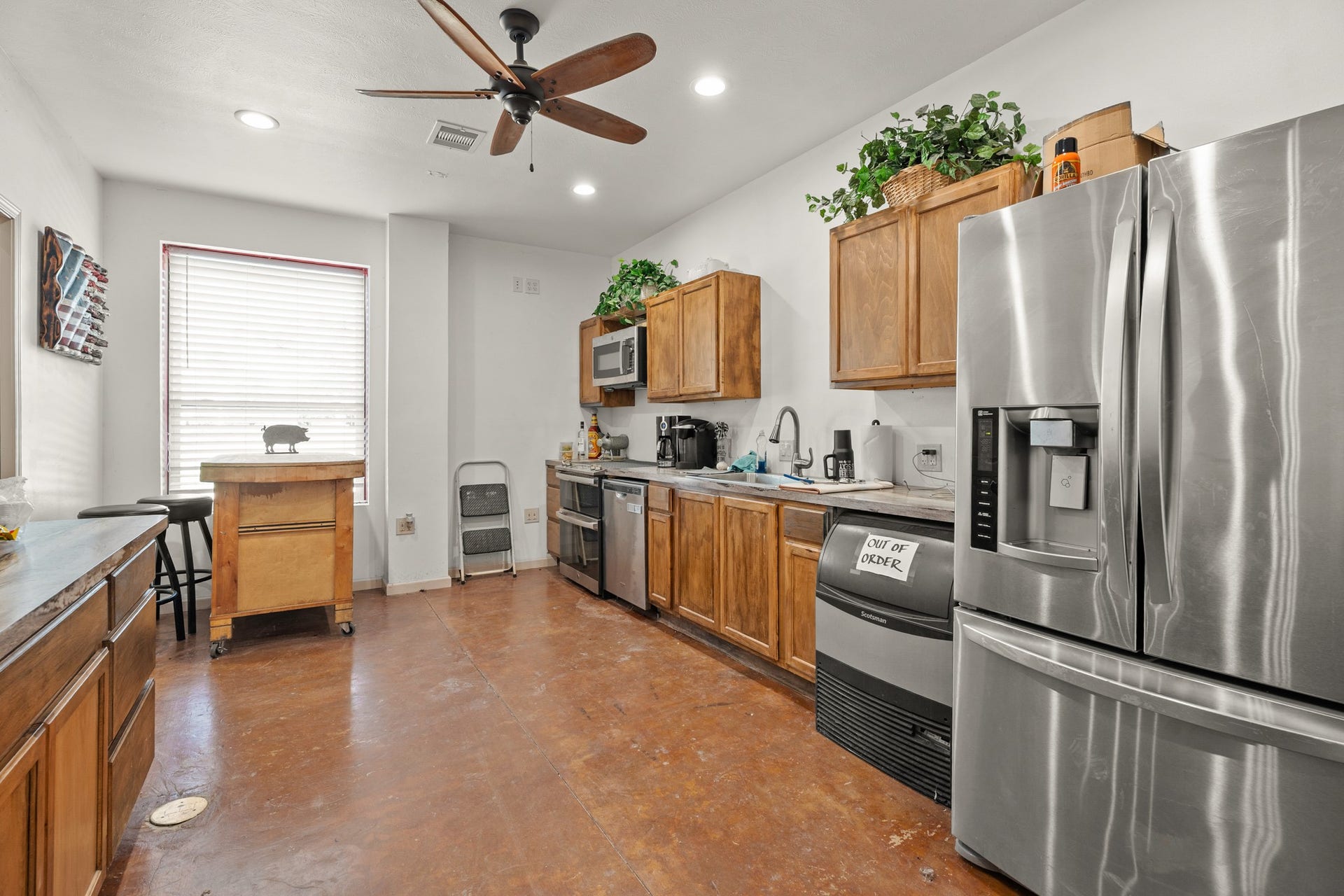 2576 County Road 144, Alvin, TX 77511 2576 County Road 144, Alvin, TX 77511