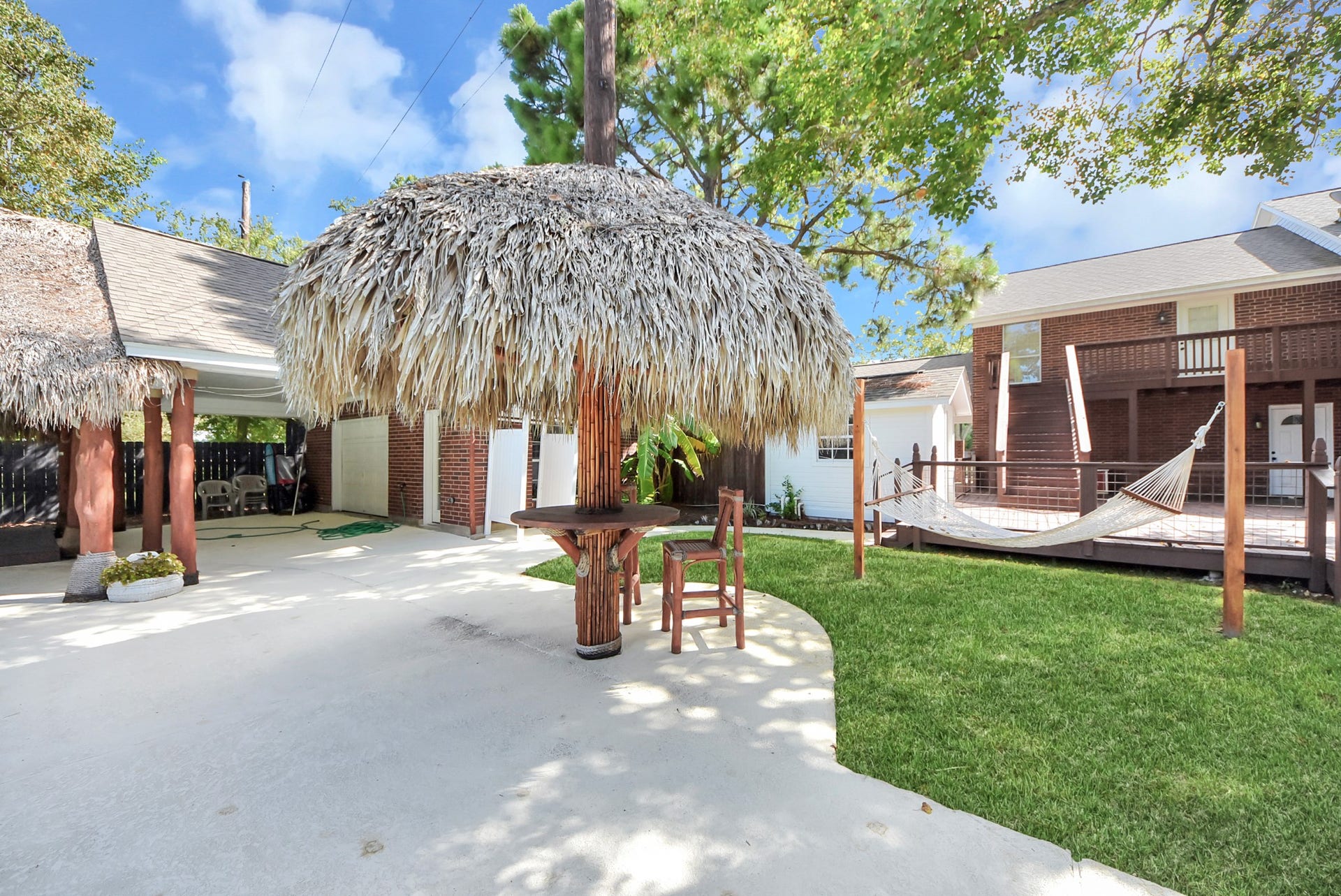 1910 Avenue L, Santa Fe, TX 77510 A dreamy Hammock to read some books!
