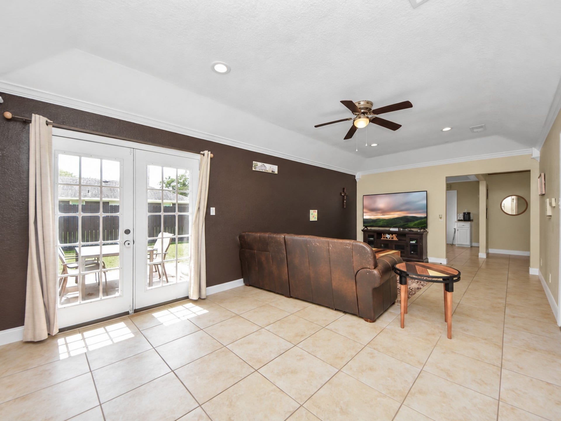 1910 Avenue L, Santa Fe, TX 77510 Guest house living area great for rentals or family staying during special times!