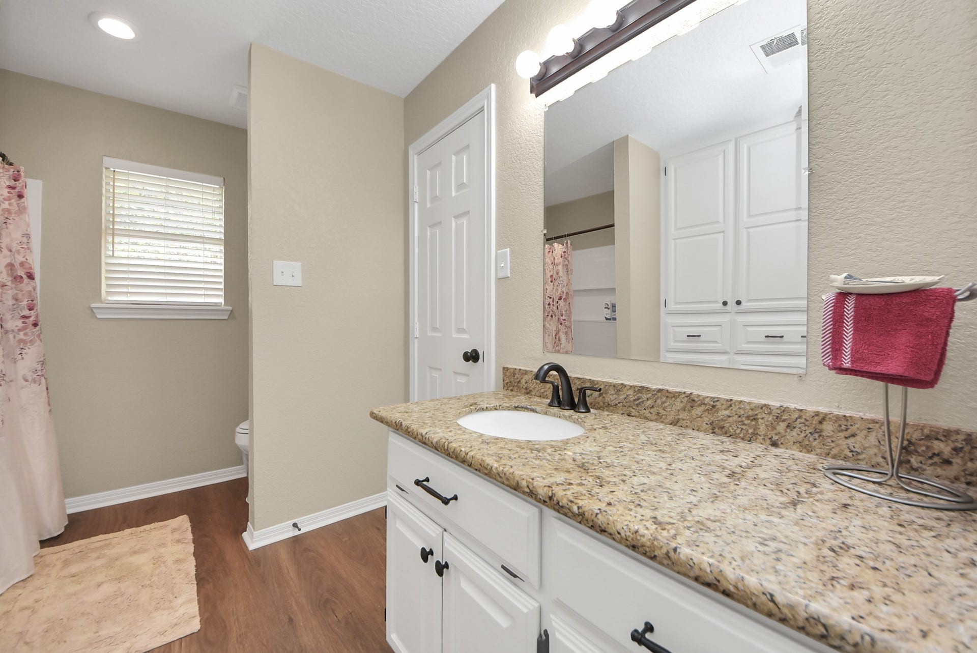 1910 Avenue L, Santa Fe, TX 77510 Main house upstairs bathroom that connects both to hallway and 3rd bedroom !