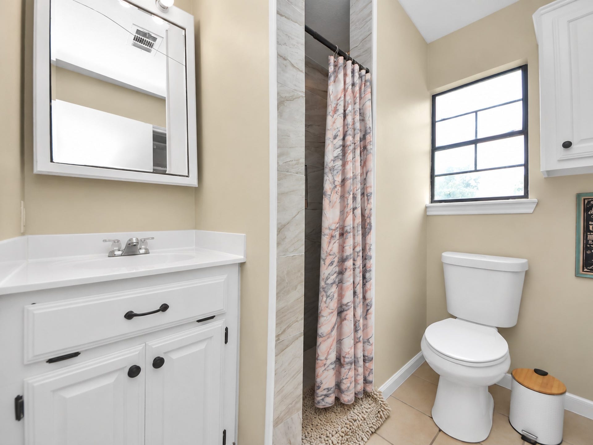 1910 Avenue L, Santa Fe, TX 77510 Guest house bathroom!