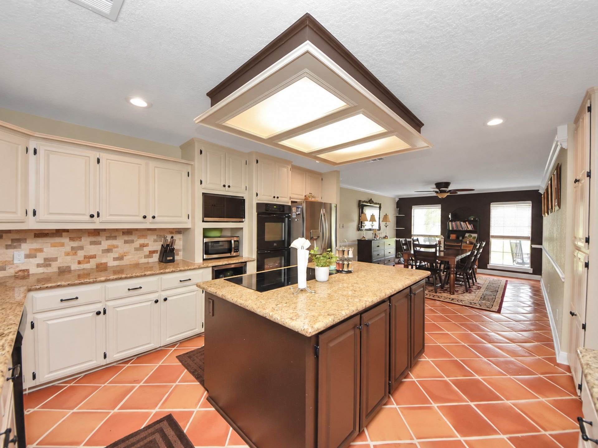 1910 Avenue L, Santa Fe, TX 77510 Main house kitchen