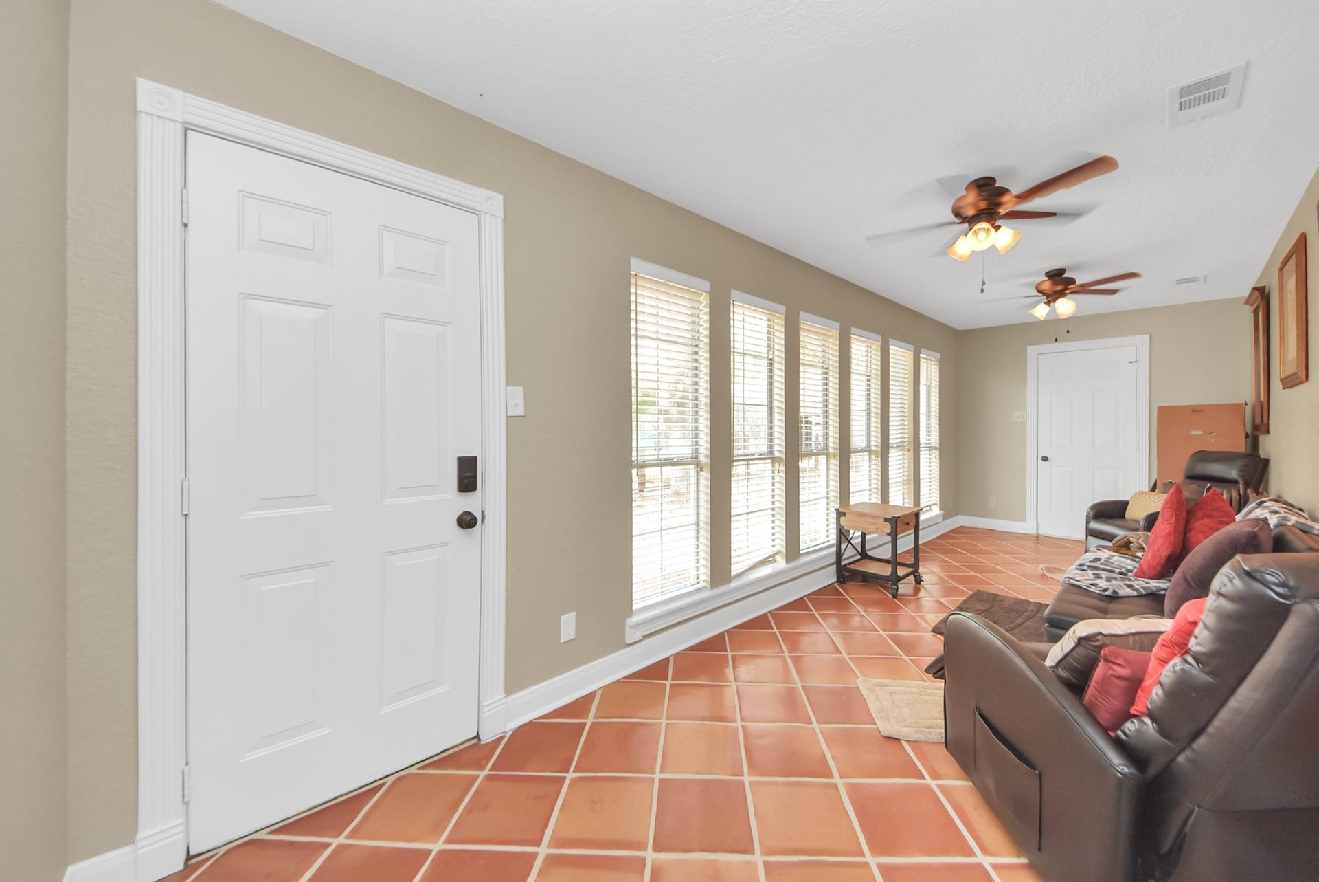 1910 Avenue L, Santa Fe, TX 77510 Main House sun room that has a perfect view of the backyard which connects to the breakfast area!