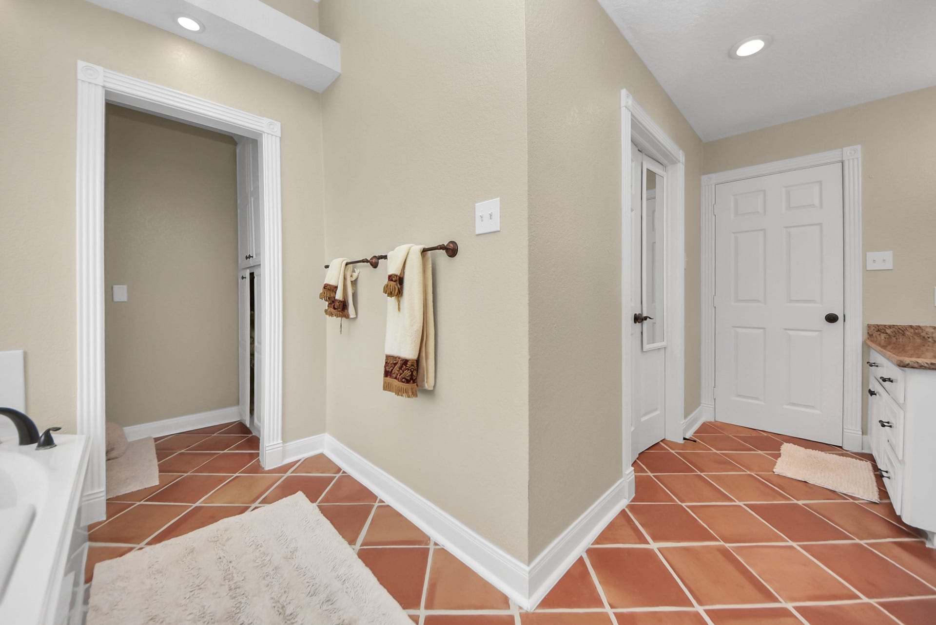 1910 Avenue L, Santa Fe, TX 77510 Main house master bathroom downstairs!