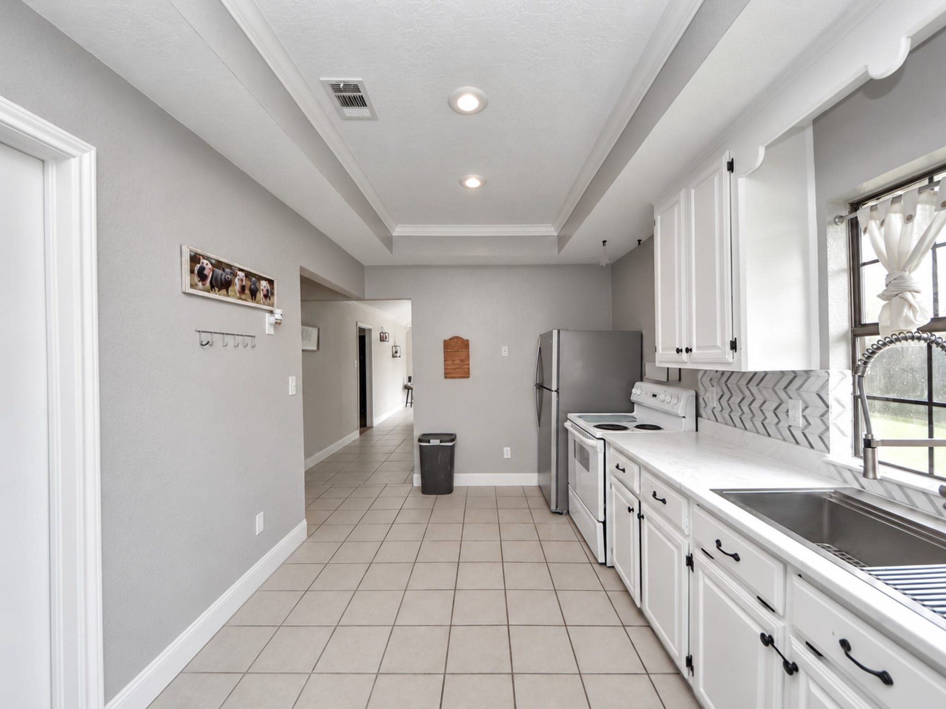 1910 Avenue L, Santa Fe, TX 77510 Guest Kitchen great for morning breakfast!