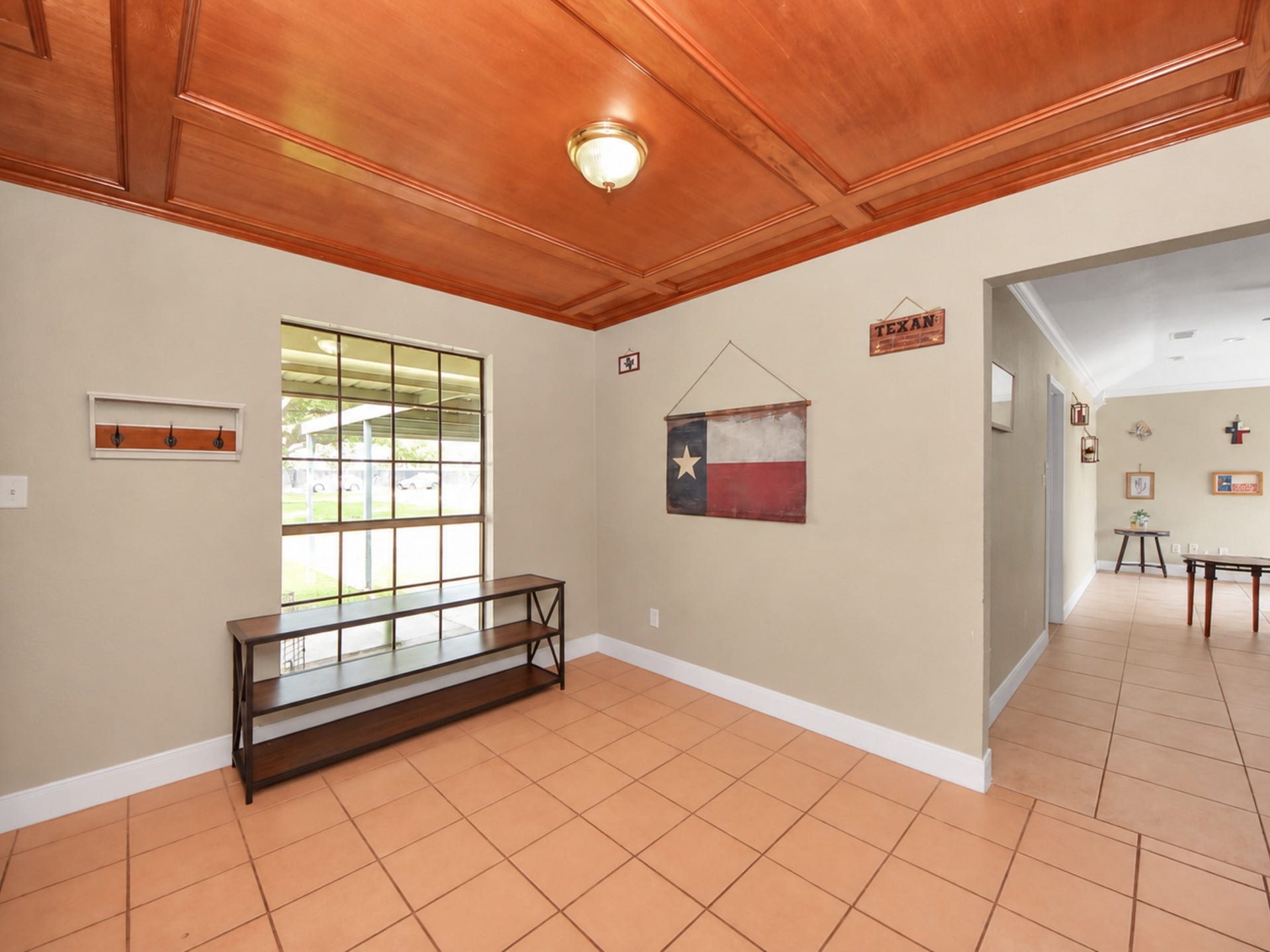 1910 Avenue L, Santa Fe, TX 77510 Guest house entry way!