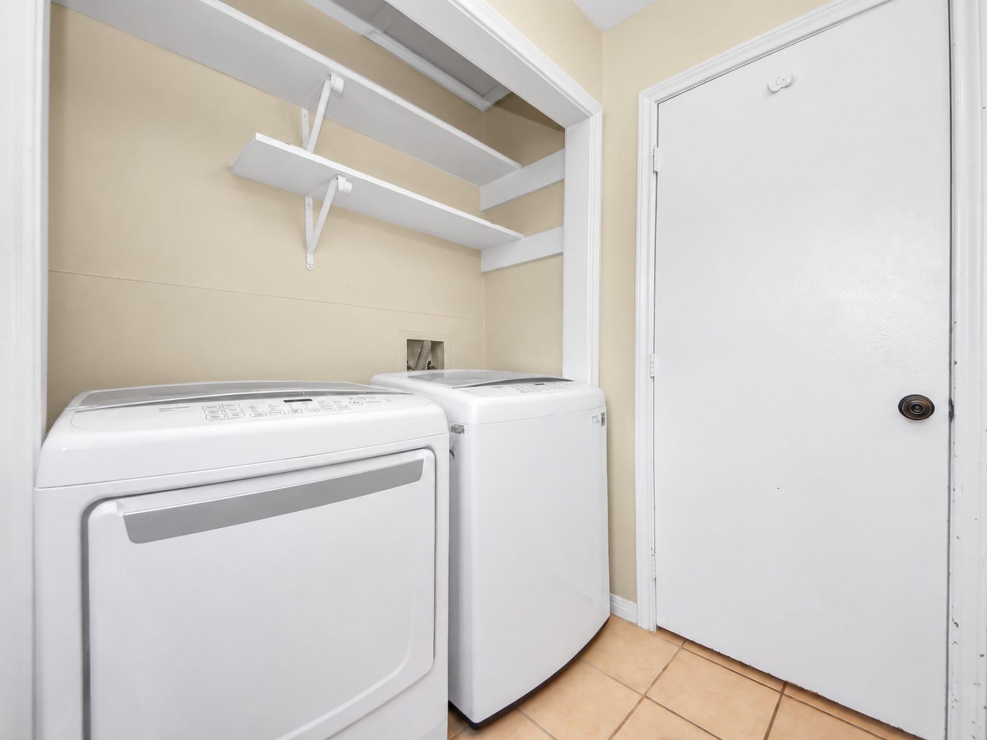 1910 Avenue L, Santa Fe, TX 77510 Guest house Laundry room inside the bathroom!