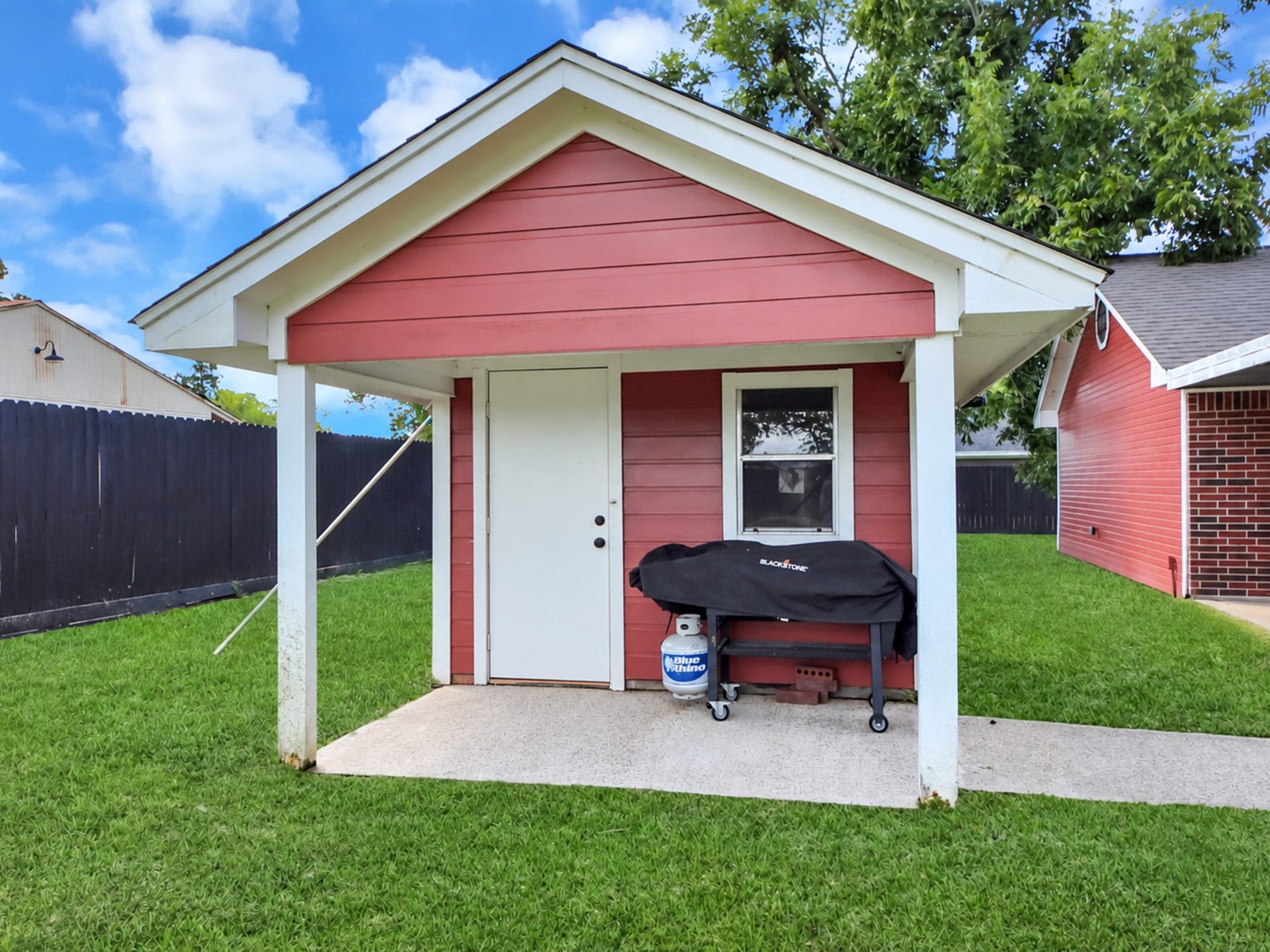 1910 Avenue L, Santa Fe, TX 77510 pump house