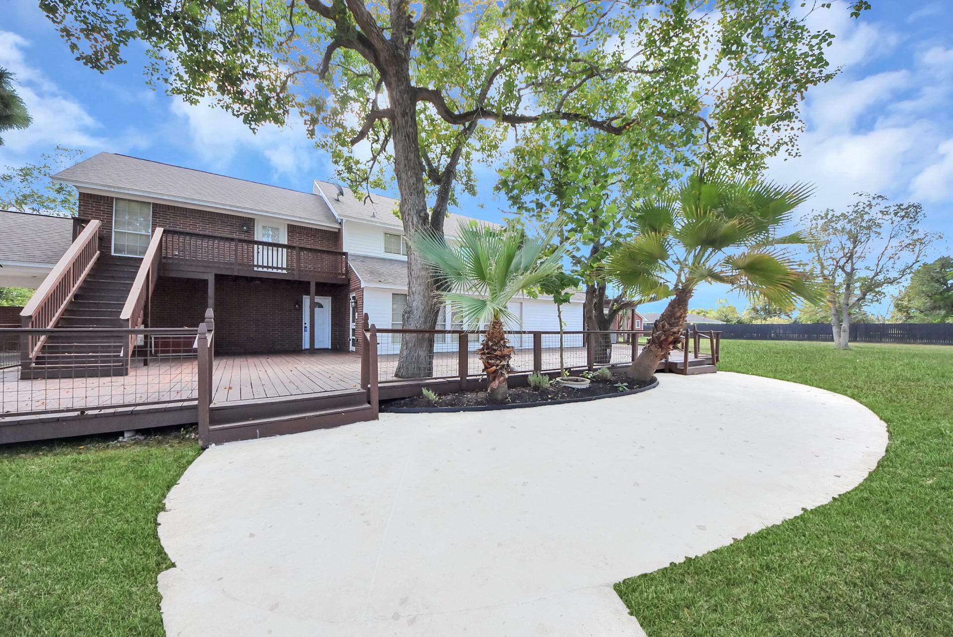 1910 Avenue L, Santa Fe, TX 77510 Several ways to get into the home with amazing views!