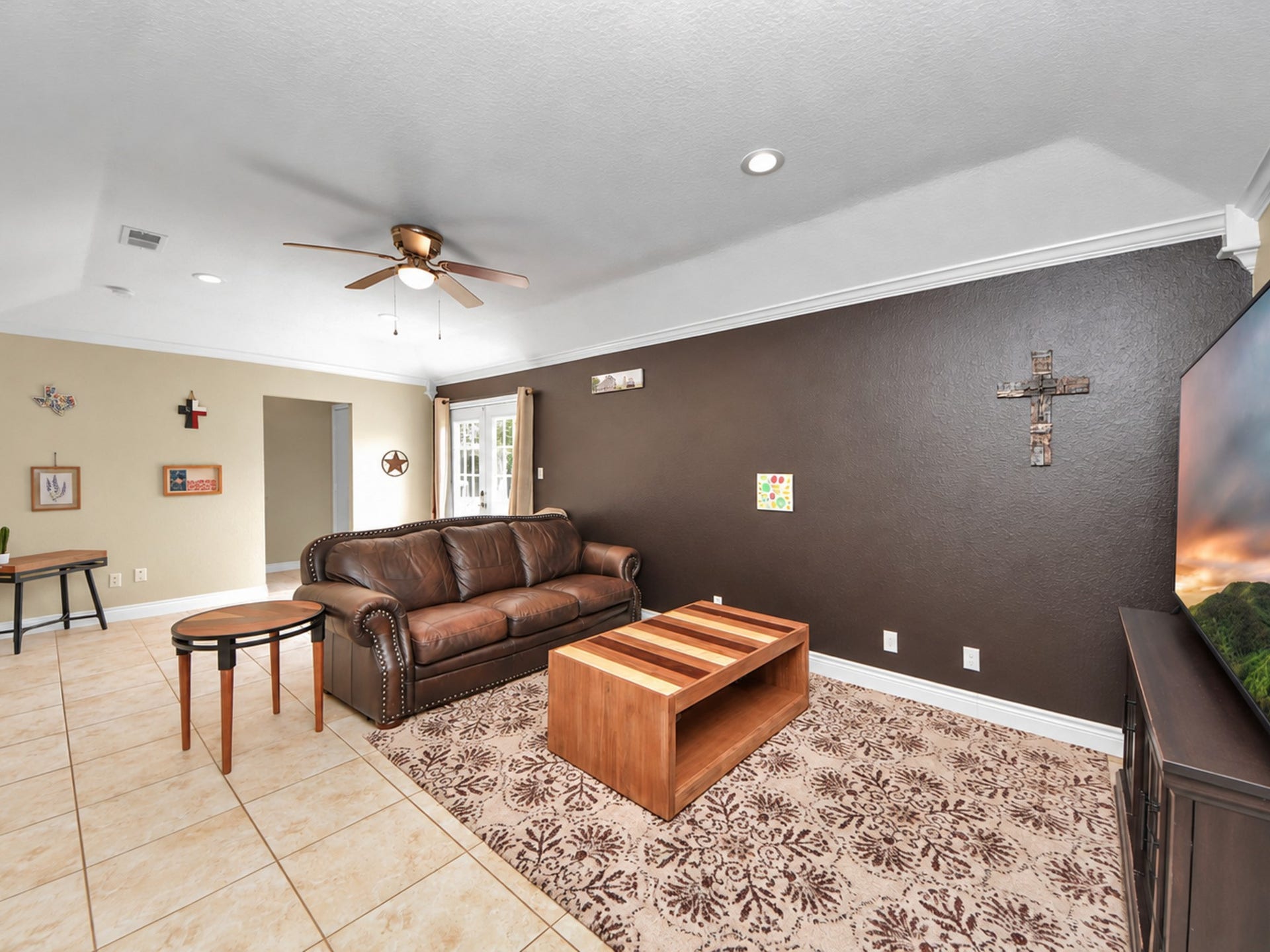 1910 Avenue L, Santa Fe, TX 77510 Guest house living area great for rentals or family staying during special times!