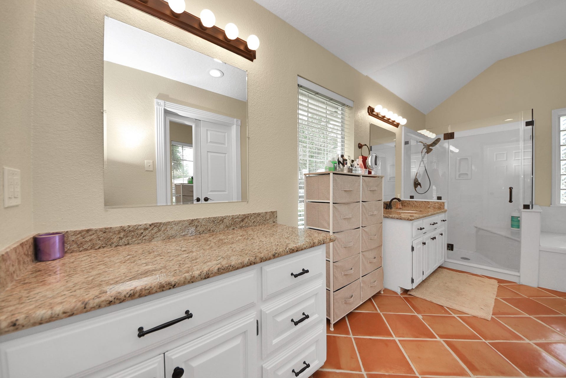 1910 Avenue L, Santa Fe, TX 77510 Master bathroom with shower/bathtub combo!