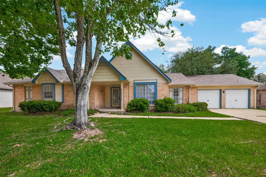 Property photo for 1404 Osborne Drive, Friendswood, TX