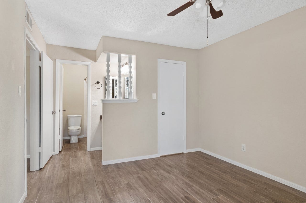 250 El Dorado Boulevard, #259, Webster, TX 77598 Primary bedroom offers its own full bath and walk in closet