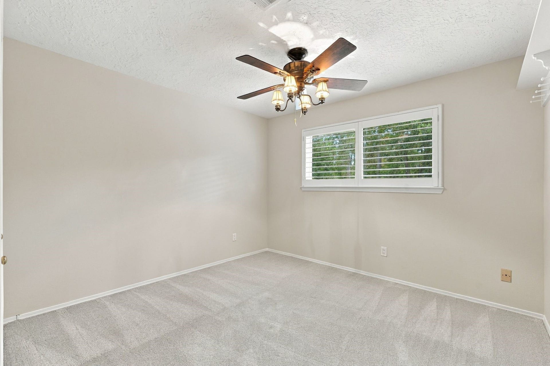 8 Diamond Oak Court, The Woodlands, TX 77381 Secondary bedroom with plantation shutters and walk in closet