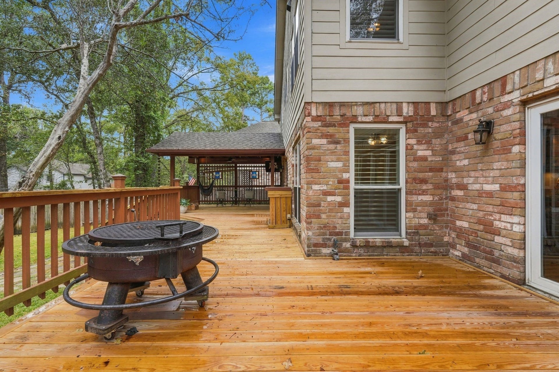 8 Diamond Oak Court, The Woodlands, TX 77381 Inviting deck area with easy access to the home and plenty of space for outdoor seating.