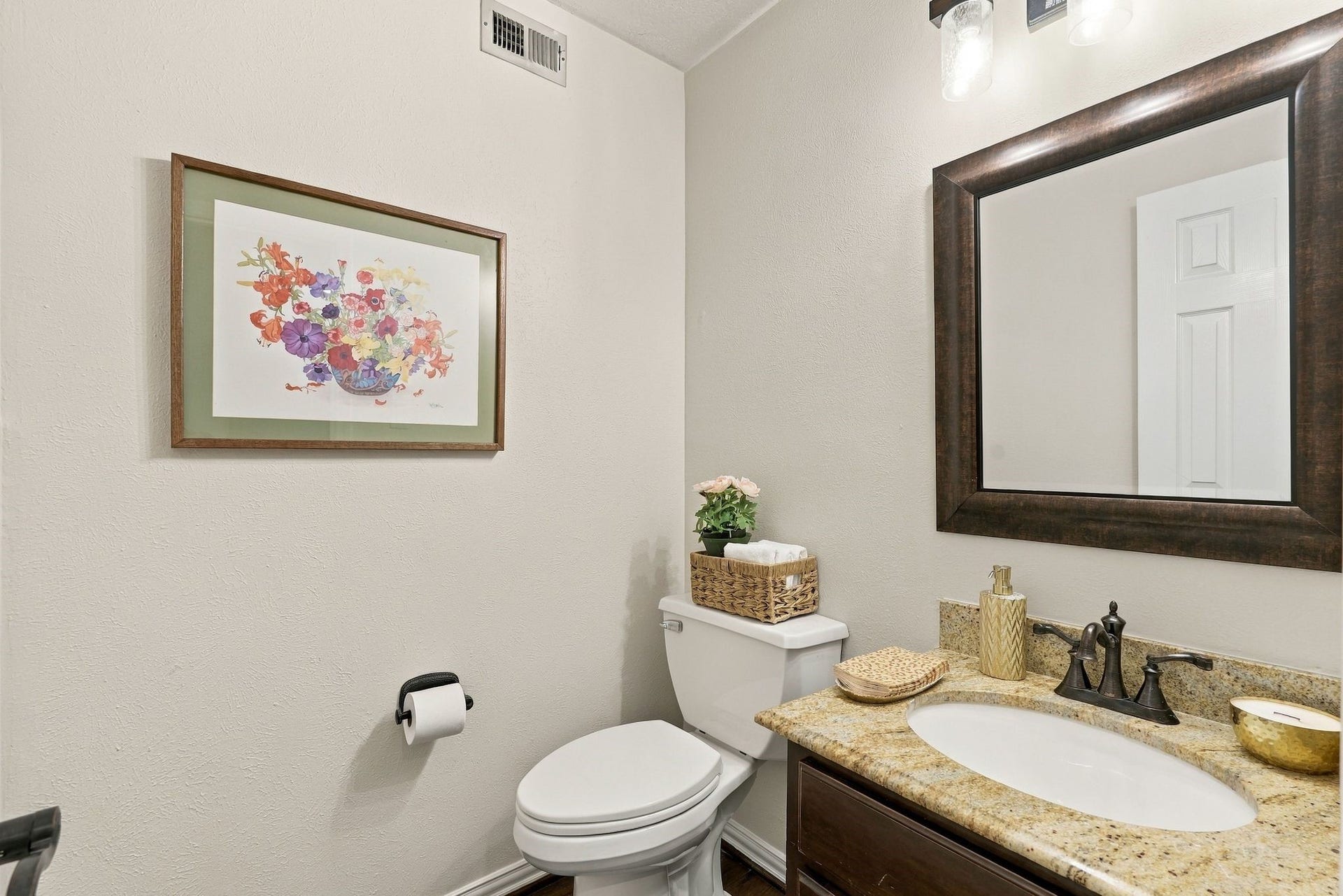 8 Diamond Oak Court, The Woodlands, TX 77381 Convenient powder room featuring a spacious vanity located on first level.