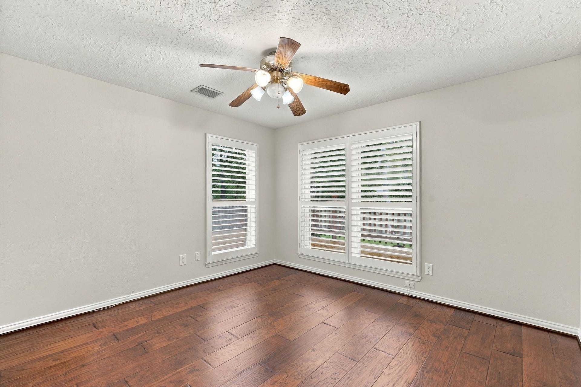 8 Diamond Oak Court, The Woodlands, TX 77381 Bright bedroom featuring a ceiling fan, large windows, and plenty of natural light located on first level. This space can be also used as a home office/study.