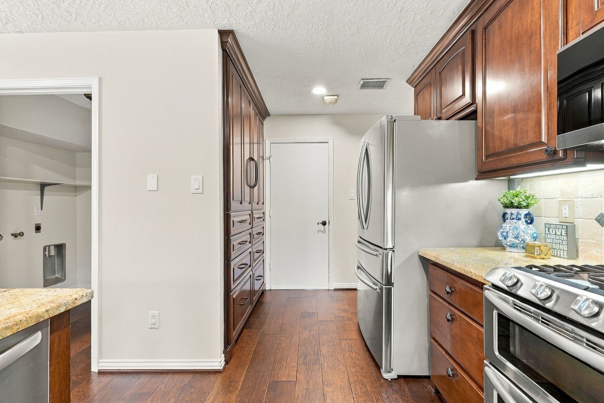 8 Diamond Oak Court, The Woodlands, TX 77381 Another view of the kitchen. Laundry room on the left and garage entry straight ahead.