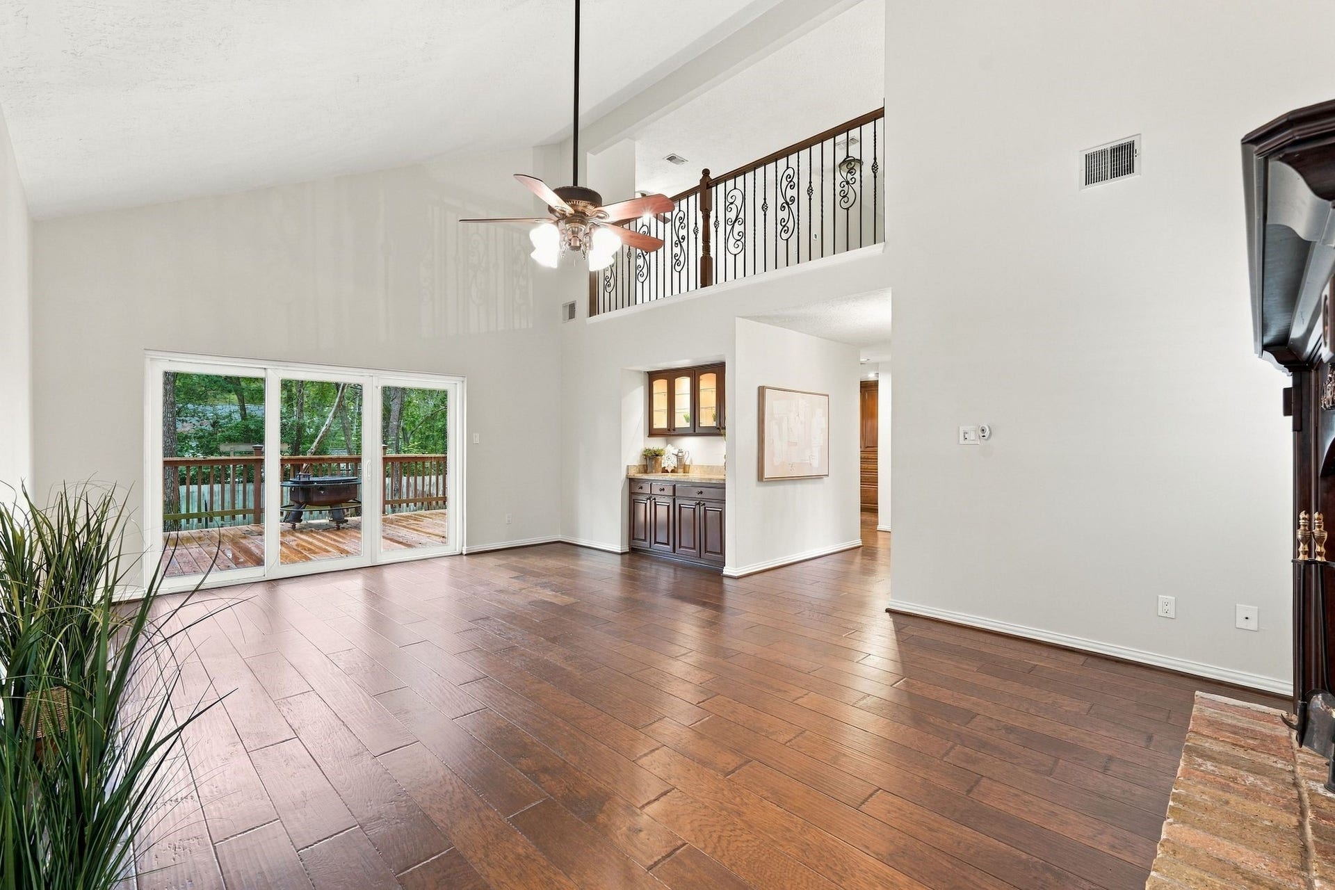 8 Diamond Oak Court, The Woodlands, TX 77381 Spacious living area with high ceilings and an open layout perfect for entertaining. The sliding patio doors lead out to the brand new deck that overloooks the back yard.