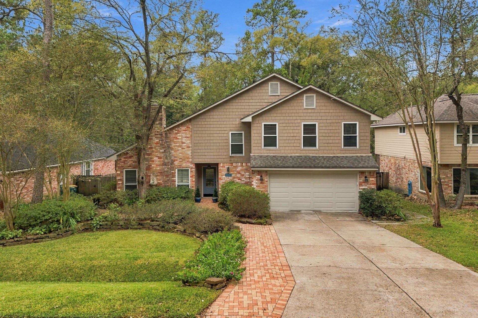8 Diamond Oak Court, The Woodlands, TX 77381 Welcome home!!! Beautiful brick home with a welcoming front entrance, mature trees, and lush landscaping. This property has been lovingly taken care of!