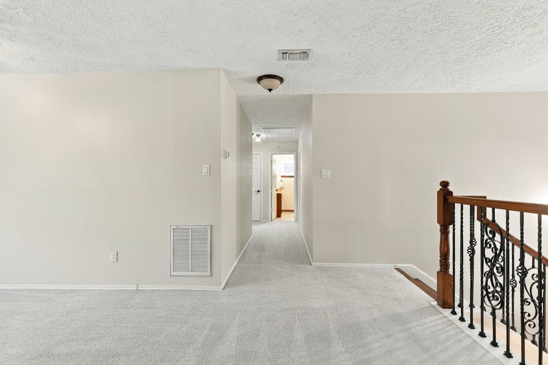 8 Diamond Oak Court, The Woodlands, TX 77381 Open layout and easy access to the surrounding rooms.
