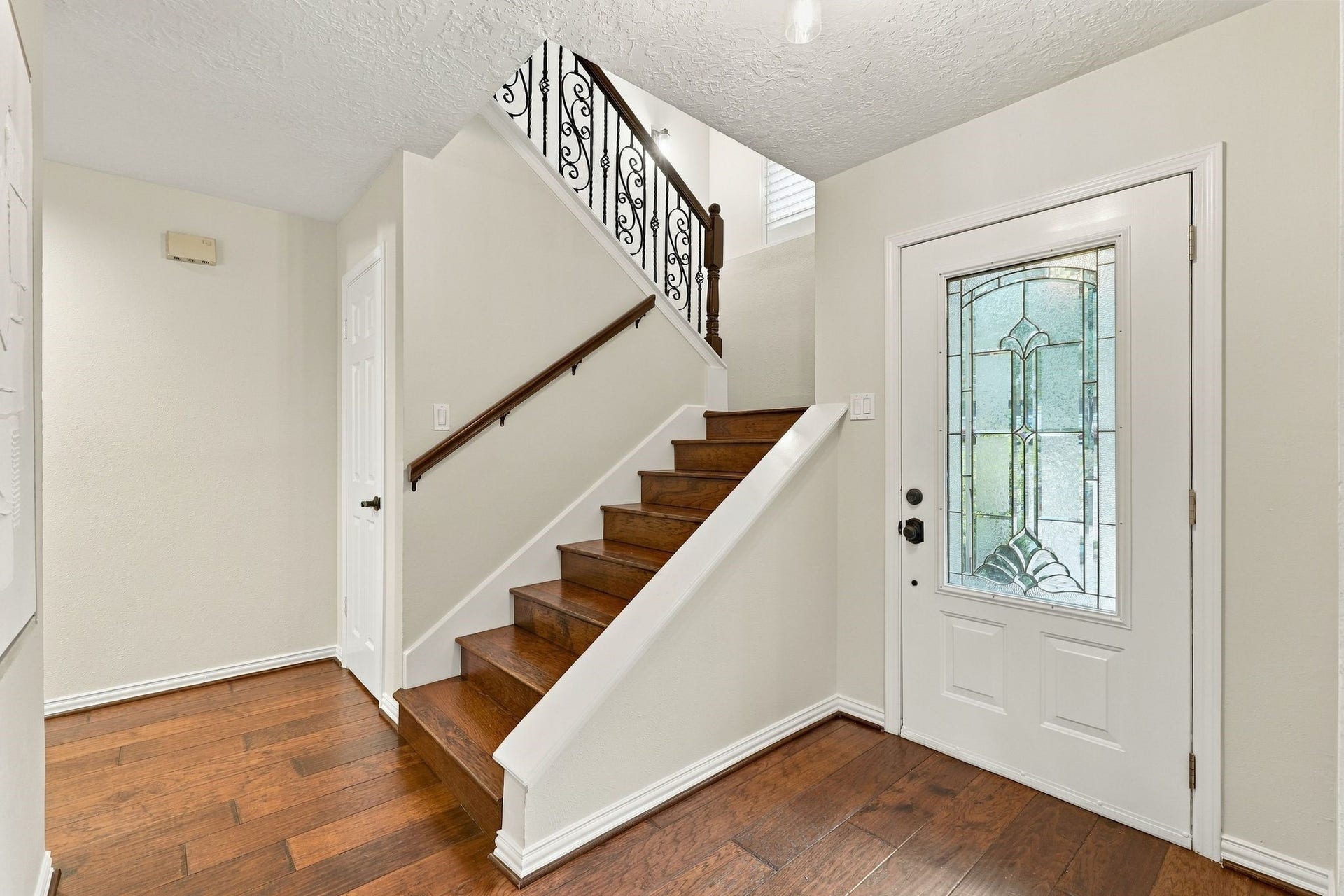 8 Diamond Oak Court, The Woodlands, TX 77381 Beautiful staircase, high ceilings, and natural light welcome you into this amazing home.