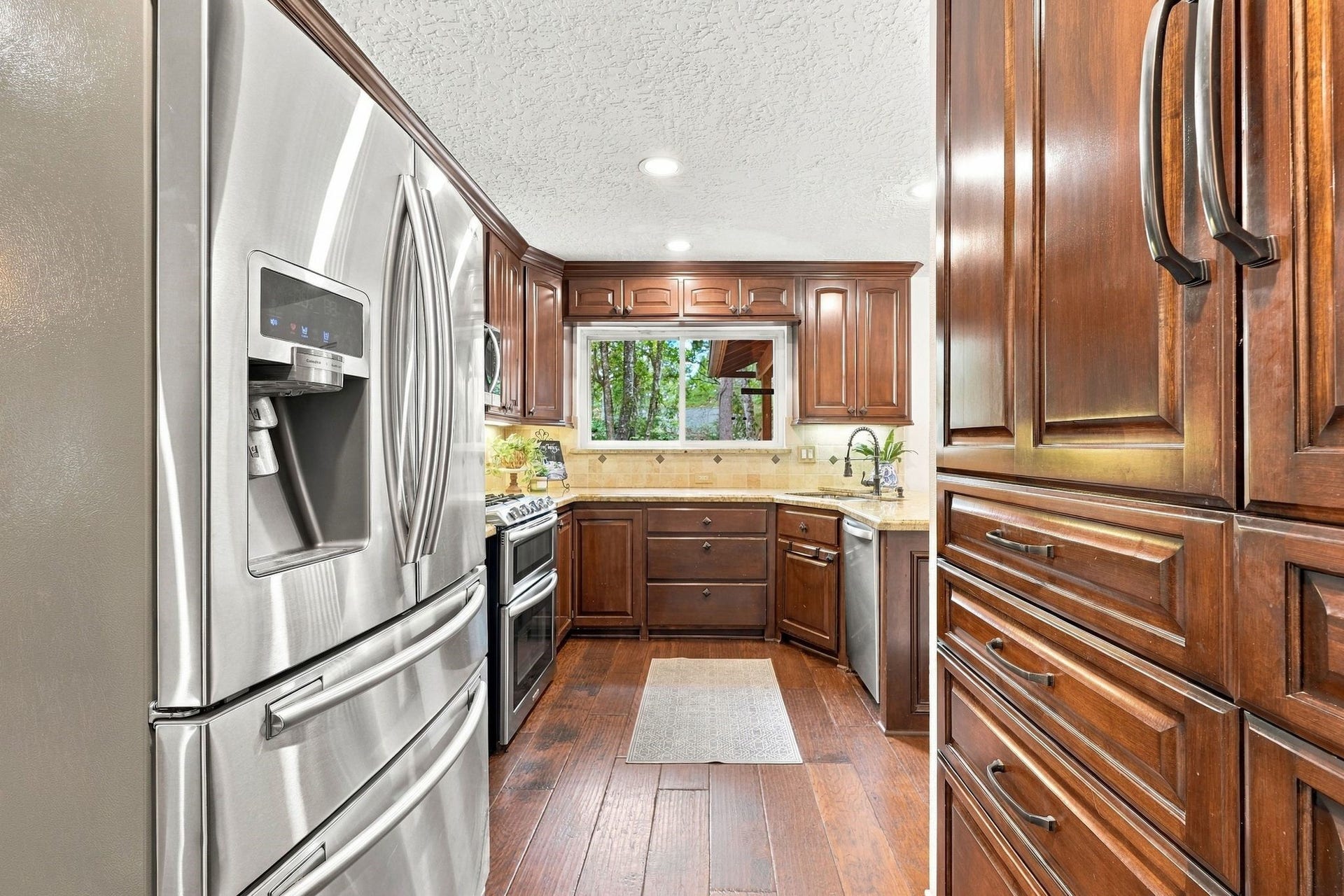 8 Diamond Oak Court, The Woodlands, TX 77381 Kitchen with plenty of counter space and storage, making meal preparation and entertaining easy.
