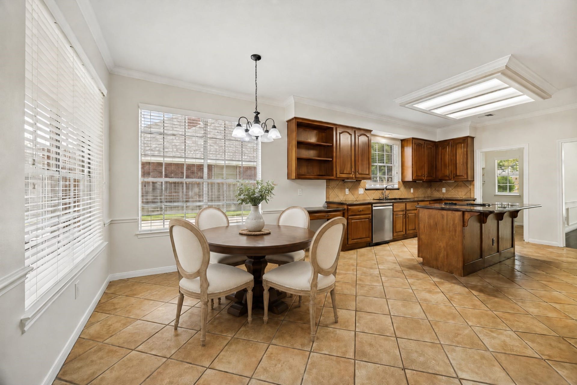 4103 STONE EDGE COURT, Sugar Land, TX 77479 OPEN KITCHEN AND BREAKFAST AREA WITH GENEROUS CABINET STORAGE, AMPLE COUNTER SPACE, AND LARGE WINDOWS BRINGING IN PLENTY OF NATURAL LIGHT.
*Virtually Staged