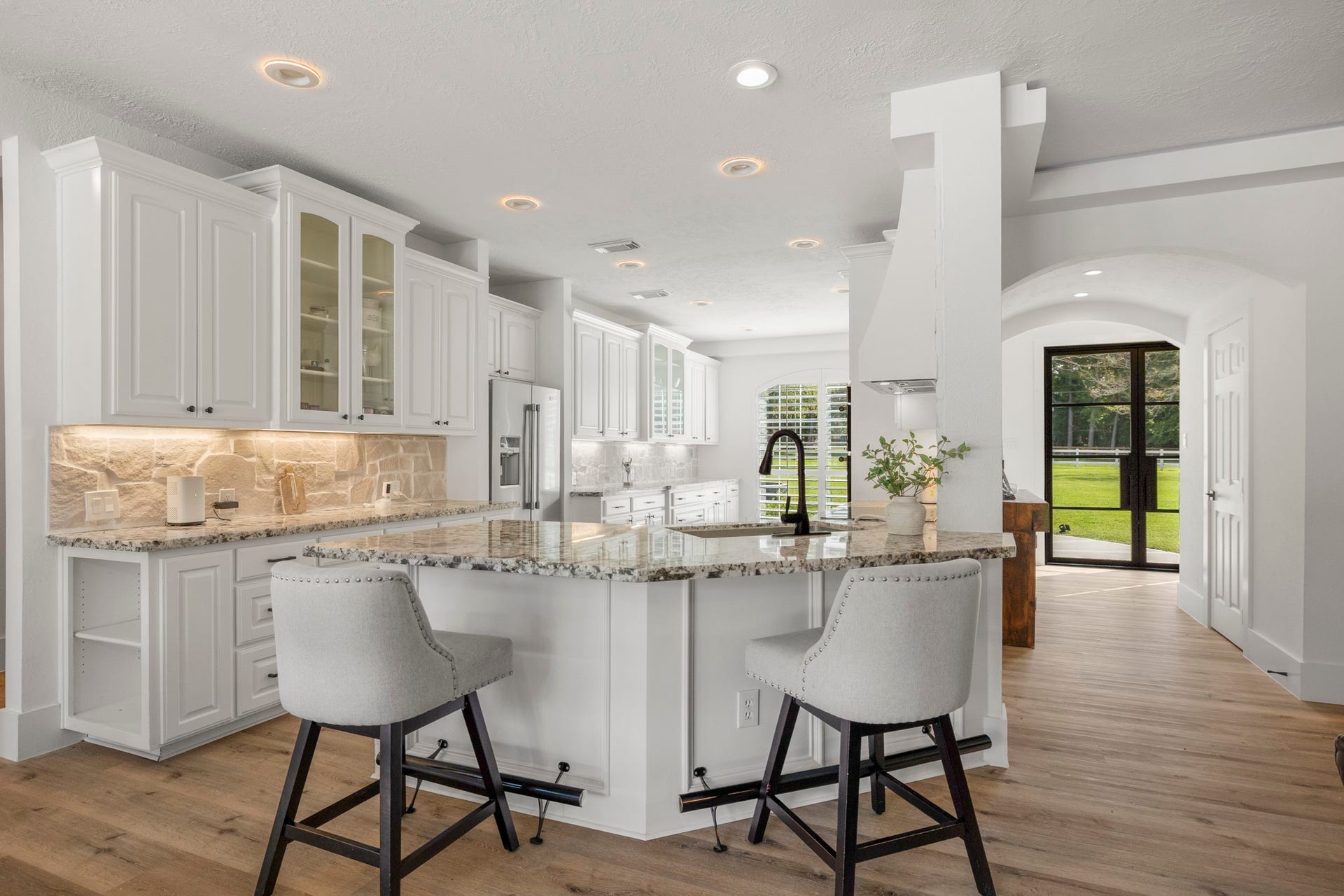 31219 Edgewater Drive, Magnolia, TX 77354 The kitchens large penninsula creates a natural gathering place at the heart of the home.