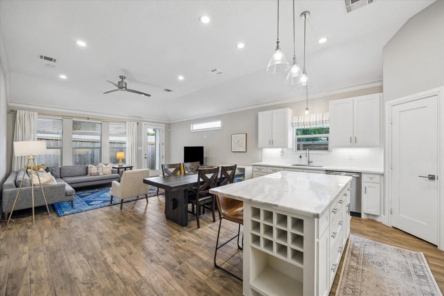 Property photo for 940 W 21st Street, Houston, TX