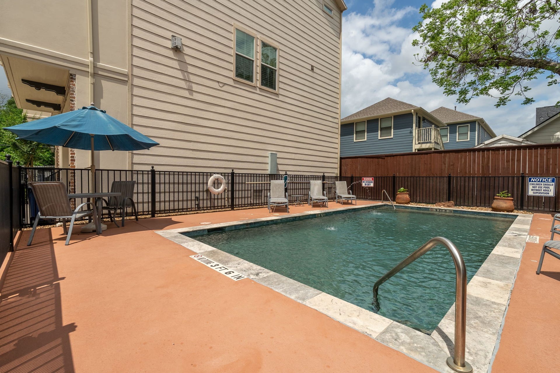 1429 W 21st Street, Houston, TX 77008 Pool includes lounging chairs and umbrellas.