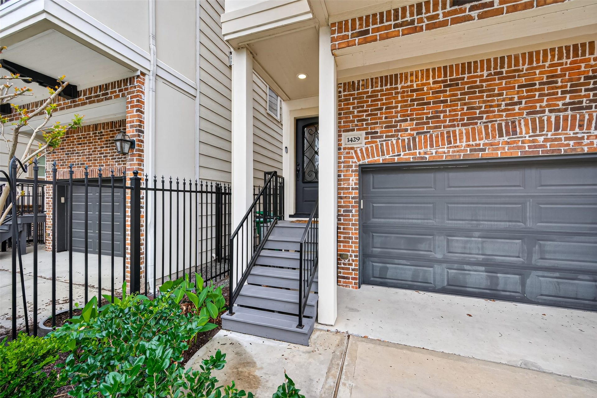 1429 W 21st Street, Houston, TX 77008 You and your friends can park in your own private driveway!