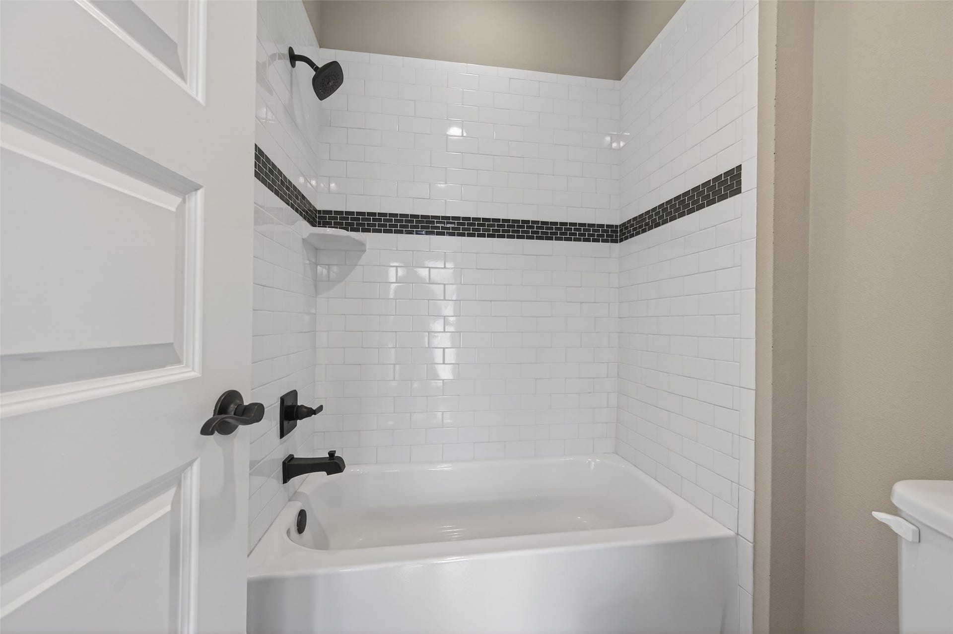 1429 W 21st Street, Houston, TX 77008 The tub and toilet are separated for privacy.