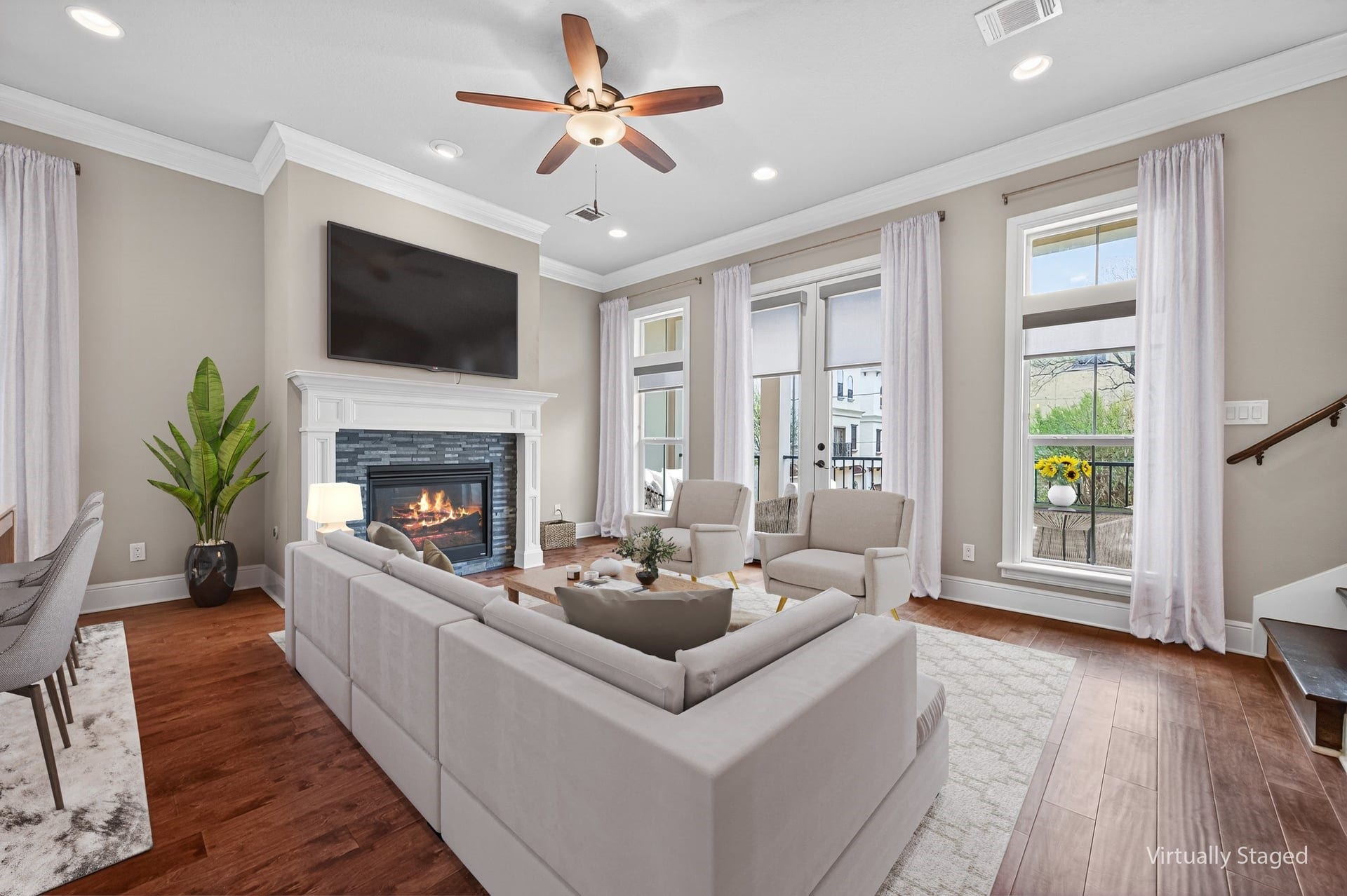 1429 W 21st Street, Houston, TX 77008 Pure elegance. High ceilings accentuate the spaciousness of the living area.