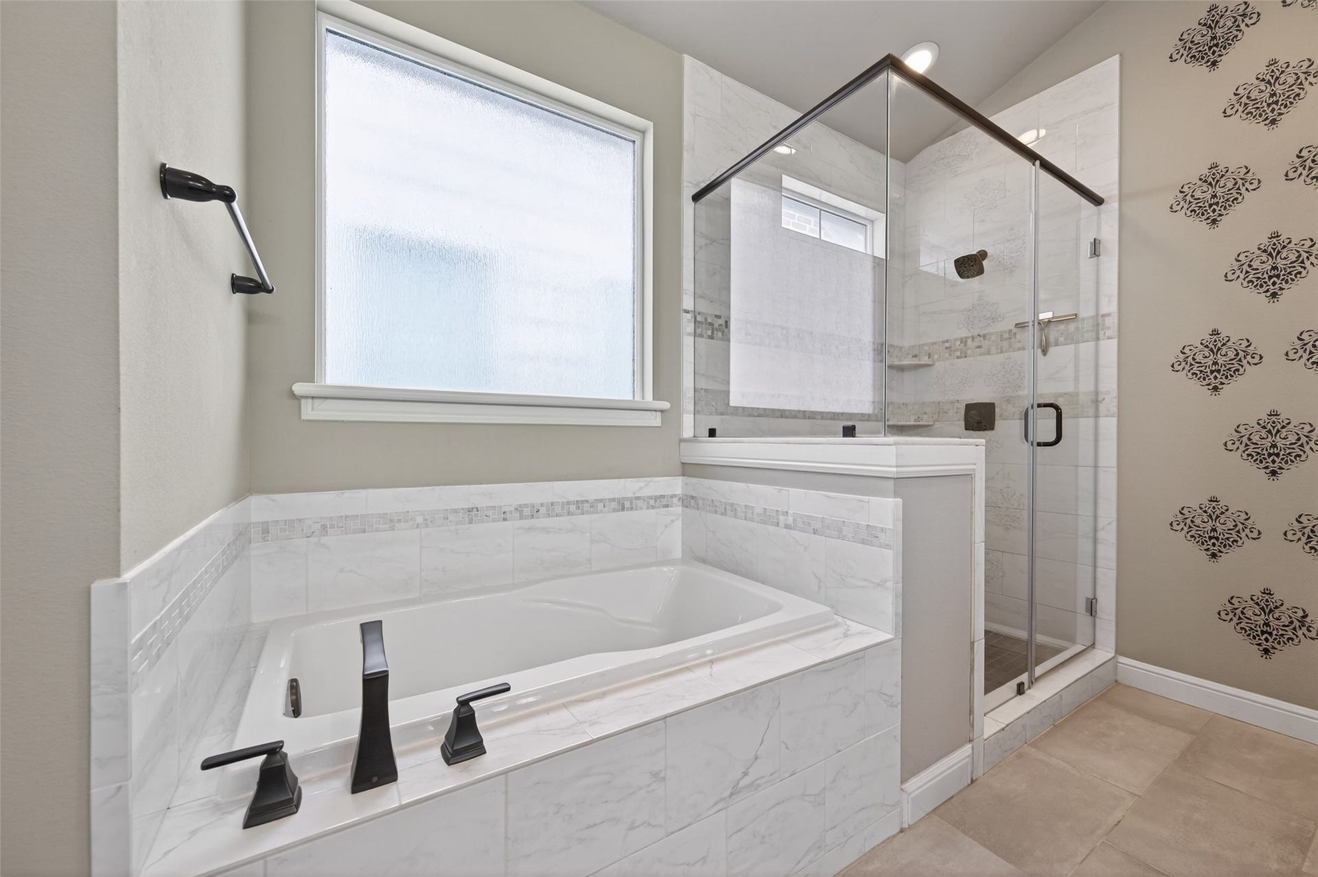 1429 W 21st Street, Houston, TX 77008 Relaxing tub bath after a long day? Yes!