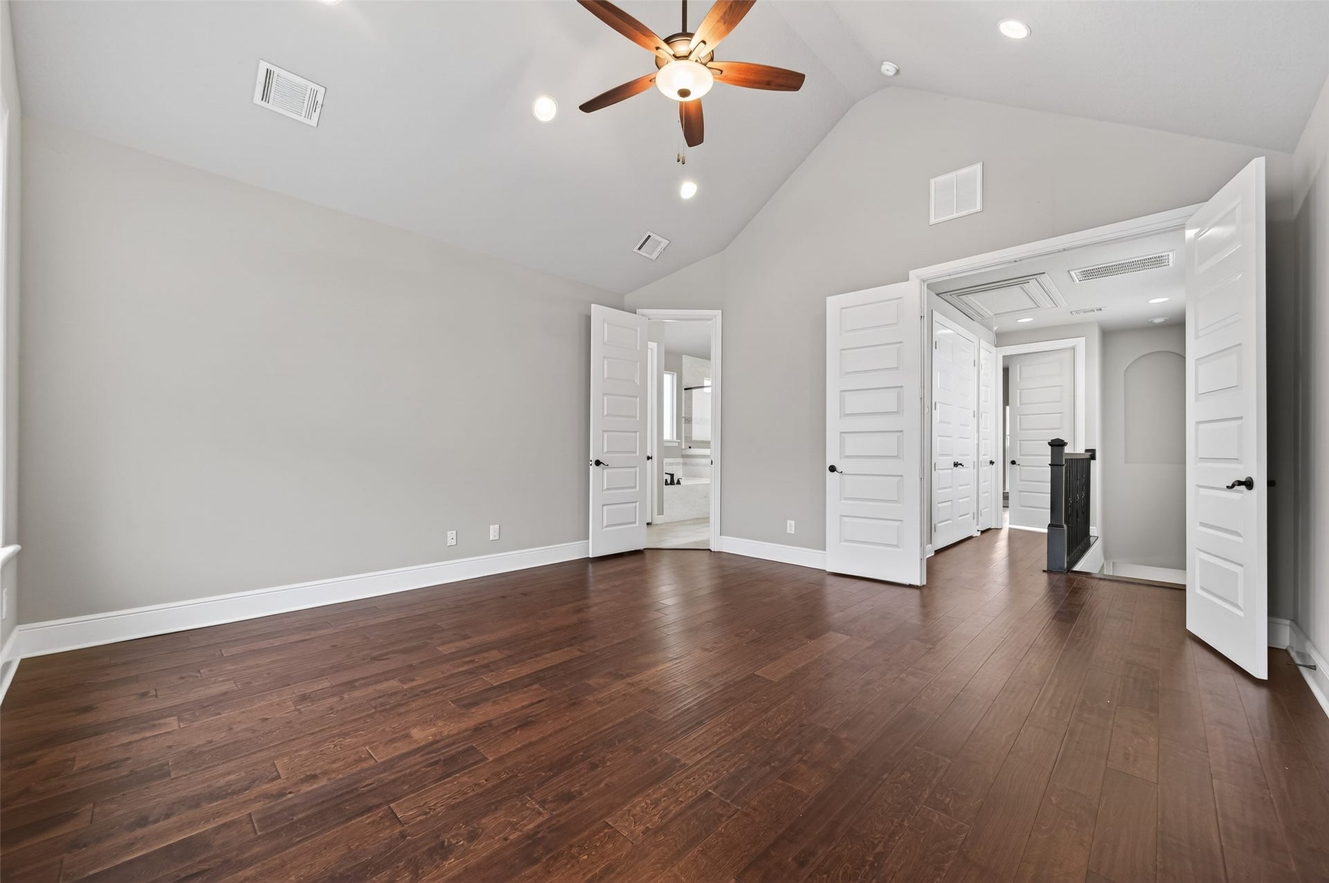 1429 W 21st Street, Houston, TX 77008 Vaulted ceiling makes this large room feel even more spacious! Bedroom has double doors into hallway. The door at left in this photo opens to the primary bath and closet.
