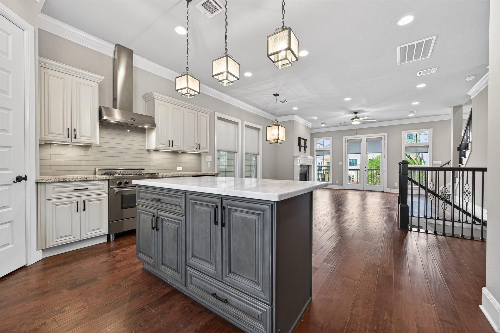 1429 W 21st Street, Houston, TX 77008 Sophisticated finishes make this kitchen a joy to create in!
