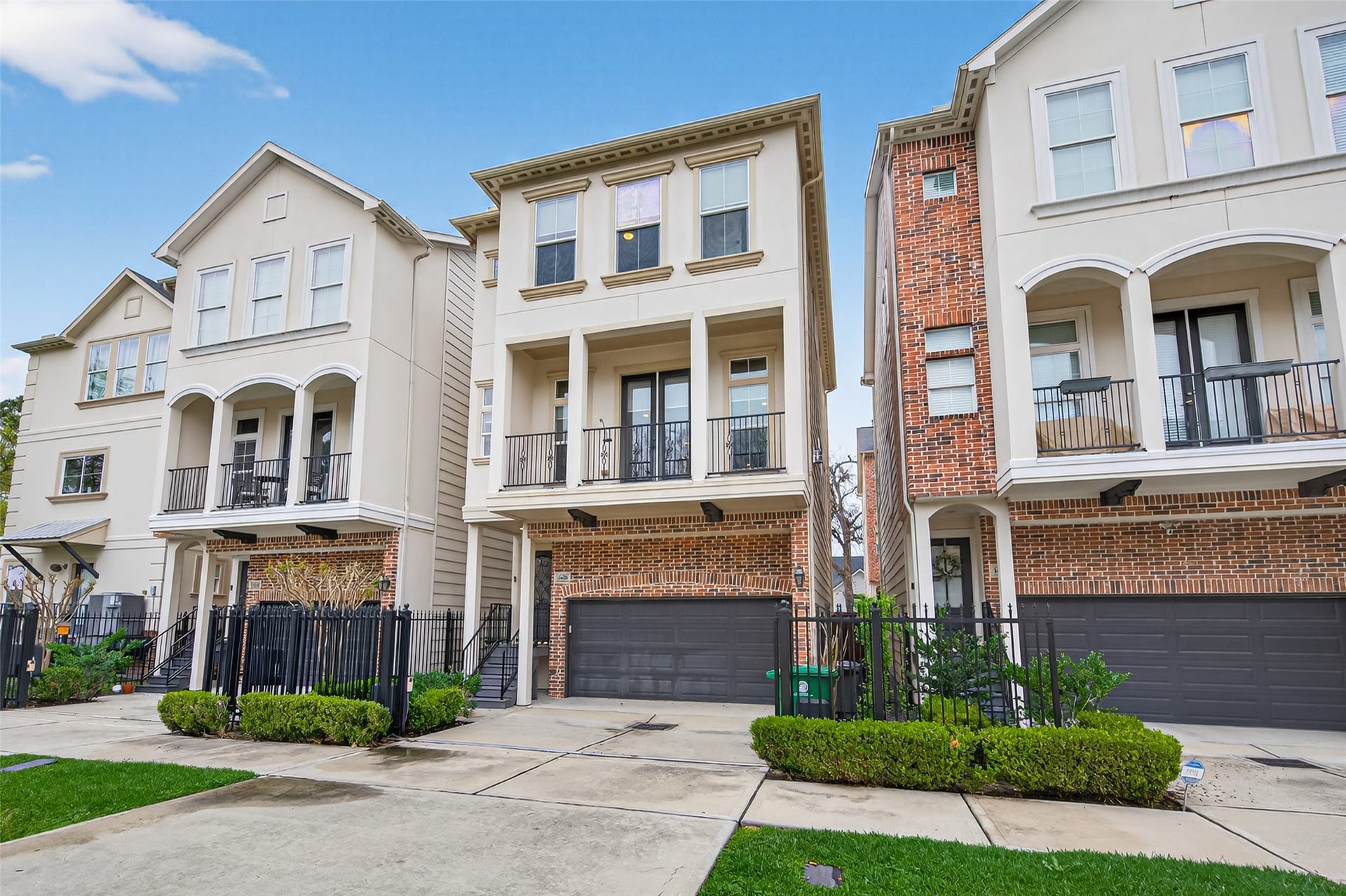 1429 W 21st Street, Houston, TX 77008 A lovely row of homes - total of 9 in the community.