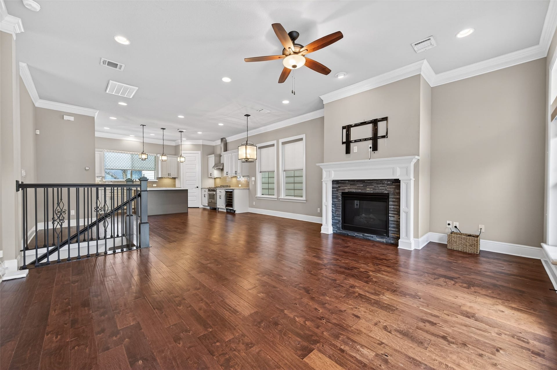 1429 W 21st Street, Houston, TX 77008 Wide open spaces for you to create your dream home! These beautiful wood floors are throughout the home.