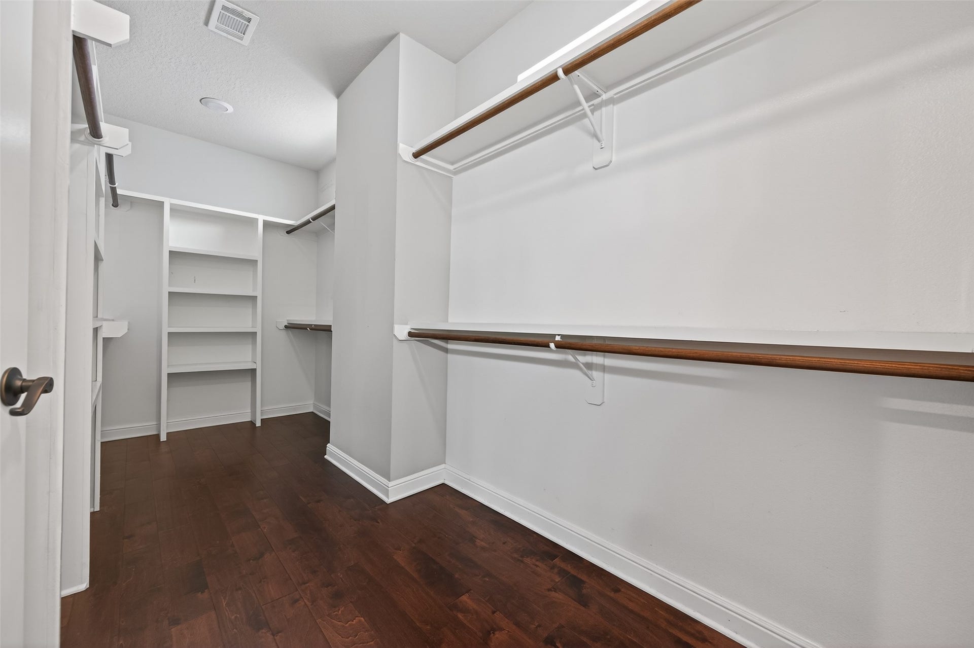1429 W 21st Street, Houston, TX 77008 You'll have no complaints about this enormous closet!