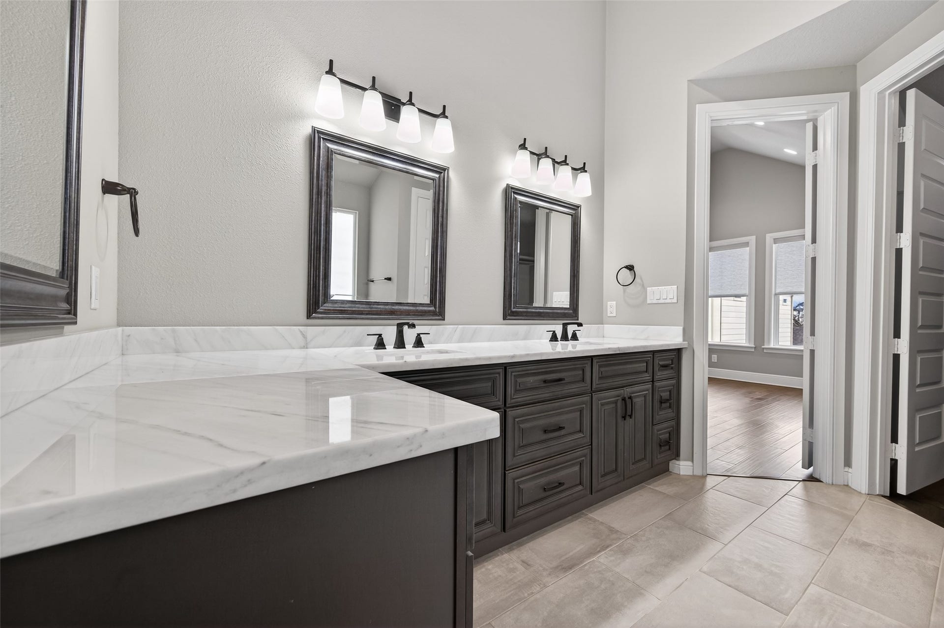 1429 W 21st Street, Houston, TX 77008 One of the largest vanities you'll see in a home of this size.